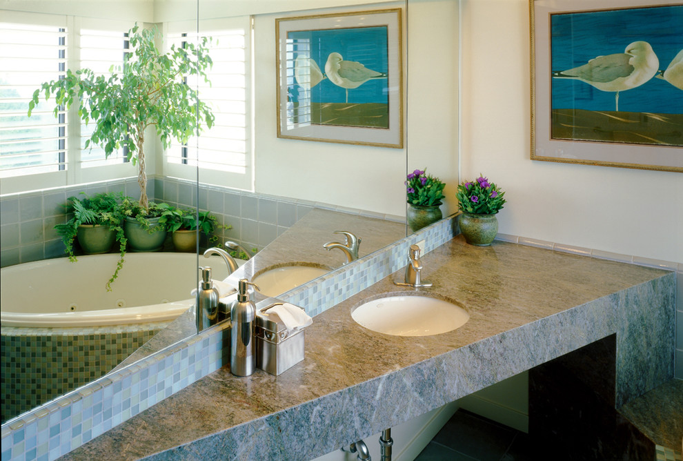 Стильный дизайн: главная ванная комната среднего размера в современном стиле с врезной раковиной, полновстраиваемой ванной, угловым душем, зеленой плиткой, керамической плиткой, белыми стенами, полом из сланца, столешницей из гранита, открытыми фасадами, унитазом-моноблоком, зеленым полом и душем с распашными дверями - последний тренд
