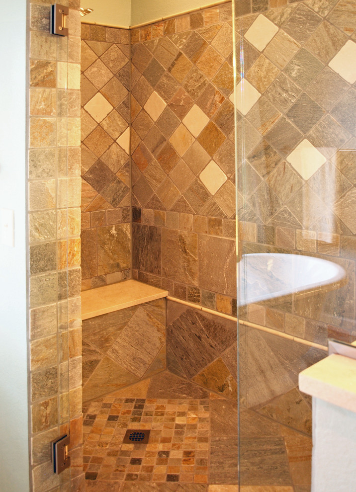Пример оригинального дизайна: главная ванная комната среднего размера в стиле неоклассика (современная классика) с душем в нише, бежевой плиткой, коричневой плиткой, белой плиткой, керамической плиткой, бежевыми стенами, разноцветным полом, полом из керамической плитки и душем с распашными дверями