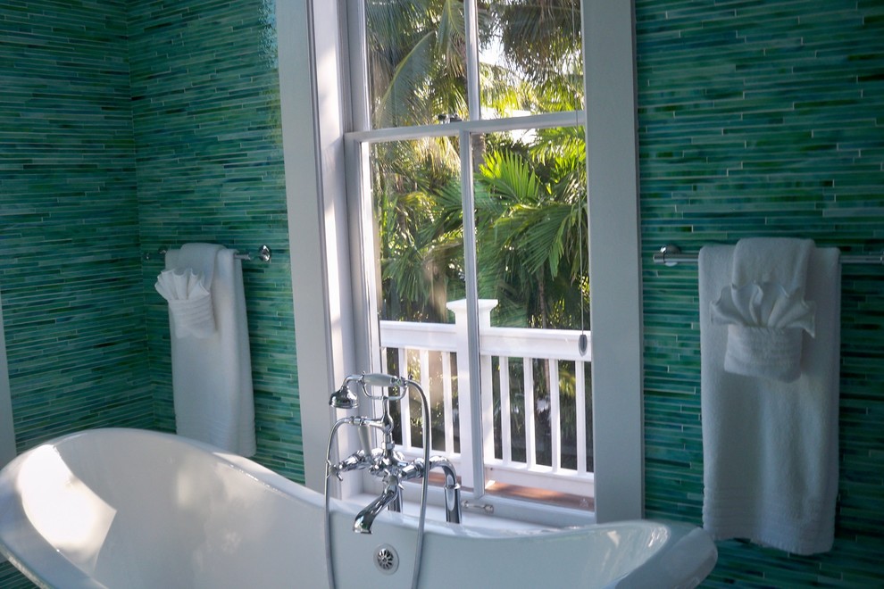Idée de décoration pour une grande douche en alcôve principale ethnique avec une baignoire indépendante, un carrelage bleu, un carrelage vert, un carrelage en pâte de verre, un mur vert et un sol en carrelage de porcelaine.