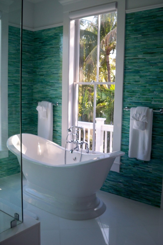 Ispirazione per una grande stanza da bagno padronale tropicale con piastrelle di vetro, vasca freestanding, doccia alcova, piastrelle blu, piastrelle verdi, pareti verdi e pavimento in gres porcellanato