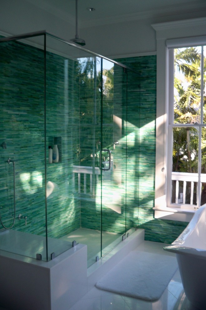 Bild på ett stort tropiskt en-suite badrum, med ett fristående badkar, en dusch i en alkov, blå kakel, grön kakel, glaskakel, gröna väggar och klinkergolv i porslin