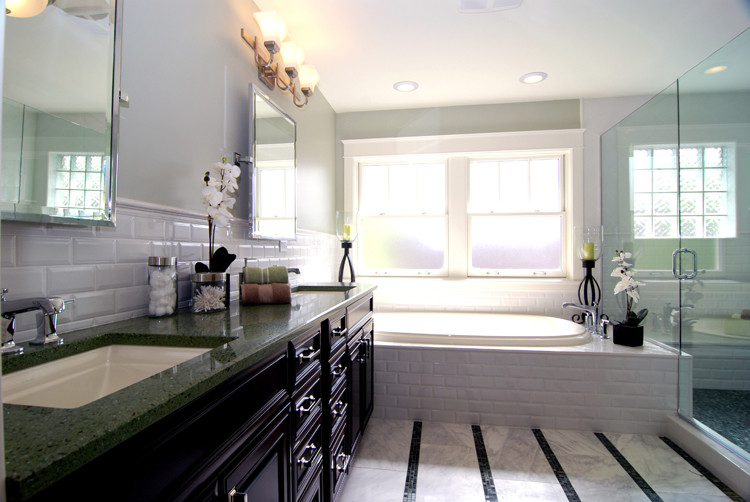 Immagine di una stanza da bagno padronale tradizionale con ante con bugna sagomata e piastrelle bianche