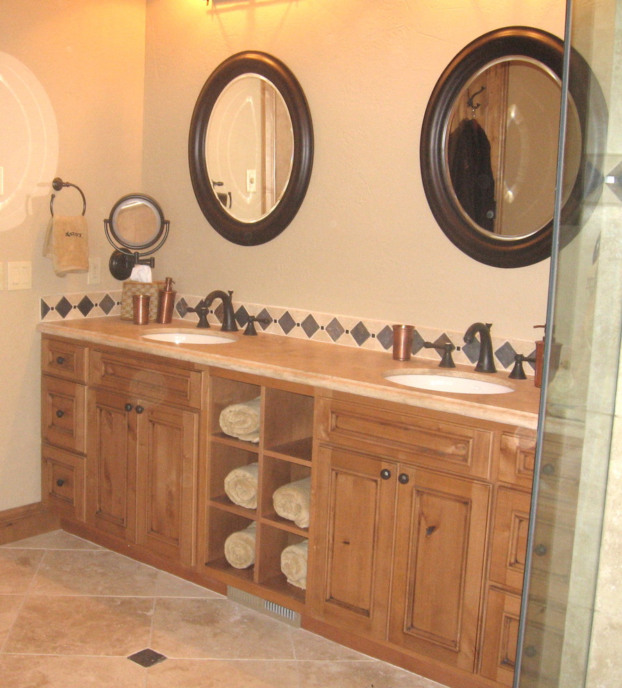 Idee per una stanza da bagno padronale tradizionale di medie dimensioni con lavabo sottopiano, ante con bugna sagomata, ante in legno scuro, top in marmo, piastrelle multicolore, piastrelle in pietra, pareti beige e pavimento in marmo