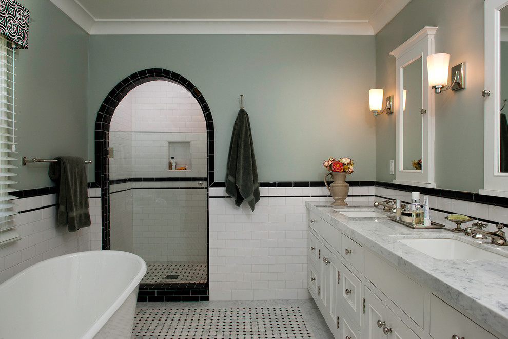 Ejemplo de cuarto de baño tradicional con baldosas y/o azulejos de cemento