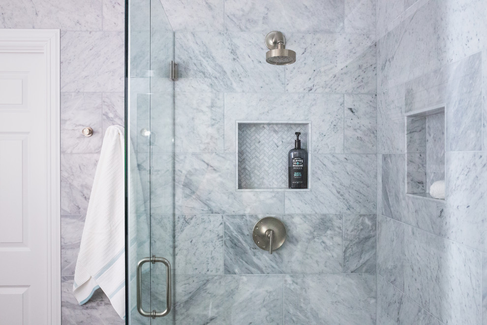 Klassisk inredning av ett stort vit vitt en-suite badrum, med luckor med infälld panel, skåp i mörkt trä, ett fristående badkar, en hörndusch, ett urinoar, grå kakel, marmorkakel, vita väggar, klinkergolv i porslin, ett undermonterad handfat, bänkskiva i kvarts, grått golv och dusch med gångjärnsdörr