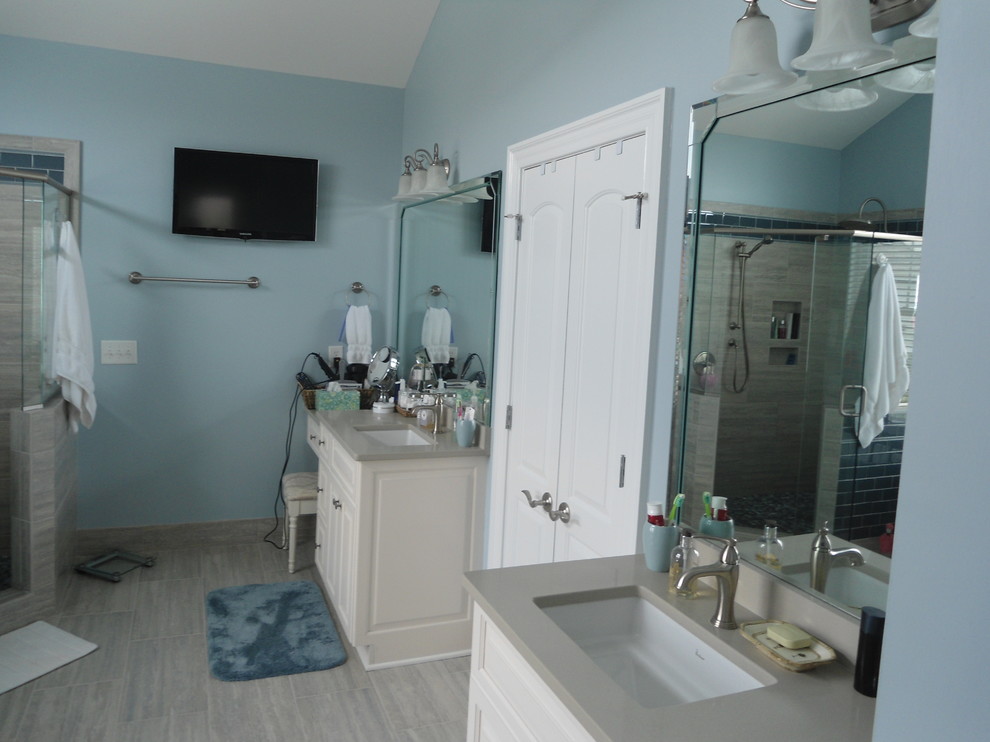 Стильный дизайн: ванная комната в классическом стиле с консольной раковиной, бежевыми фасадами, столешницей из гранита, ванной на ножках, угловым душем, раздельным унитазом и бежевой плиткой - последний тренд