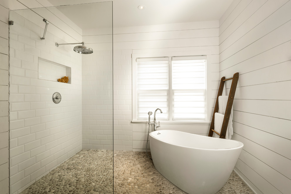 Стильный дизайн: большая главная ванная комната в стиле кантри с отдельно стоящей ванной, душем без бортиков, разноцветной плиткой, плиткой мозаикой, белыми стенами и полом из керамогранита - последний тренд