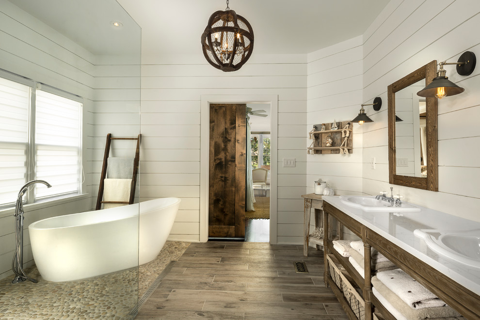 Exemple d'une grande salle de bain principale craftsman en bois clair avec un placard sans porte, une baignoire indépendante, une douche à l'italienne, un carrelage multicolore, mosaïque, un mur blanc, un sol en carrelage de porcelaine, un lavabo posé et un plan de toilette en quartz modifié.