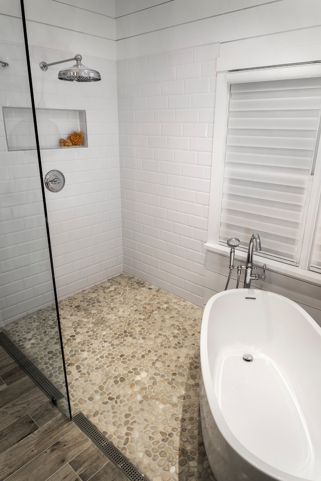Inspiration för stora amerikanska en-suite badrum, med ett fristående badkar, en kantlös dusch, flerfärgad kakel, mosaik, vita väggar och klinkergolv i porslin