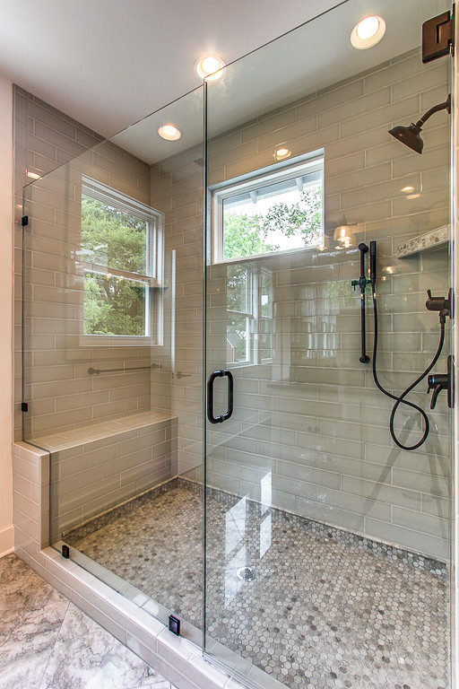 Exempel på ett mellanstort klassiskt en-suite badrum, med luckor med infälld panel, vita skåp, vit kakel, keramikplattor, vita väggar, klinkergolv i keramik, ett undermonterad handfat och bänkskiva i kvarts