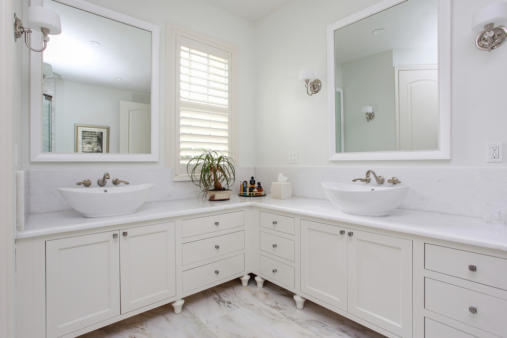 Esempio di una stanza da bagno padronale chic con ante bianche, piastrelle bianche, piastrelle in pietra, pavimento in marmo e lavabo a bacinella