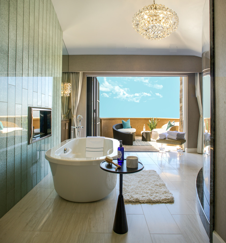 Ejemplo de cuarto de baño mediterráneo con bañera exenta, ducha abierta y suelo beige