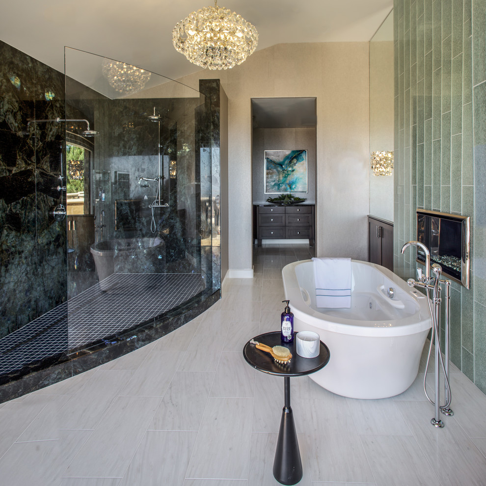 Medelhavsstil inredning av ett en-suite badrum, med ett fristående badkar, en hörndusch, svart kakel, beige väggar, beiget golv och med dusch som är öppen