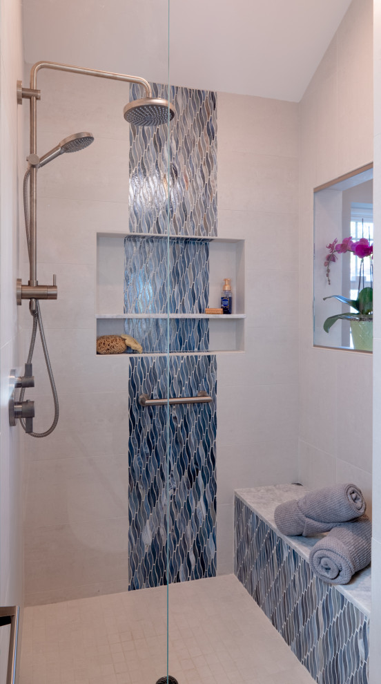 Источник вдохновения для домашнего уюта: большая главная ванная комната в стиле неоклассика (современная классика) с фасадами в стиле шейкер, коричневыми фасадами, ванной в нише, душем в нише, синей плиткой, плиткой мозаикой, бежевыми стенами, полом из керамогранита, врезной раковиной, столешницей из искусственного кварца, коричневым полом, душем с распашными дверями, серой столешницей, тумбой под две раковины и встроенной тумбой