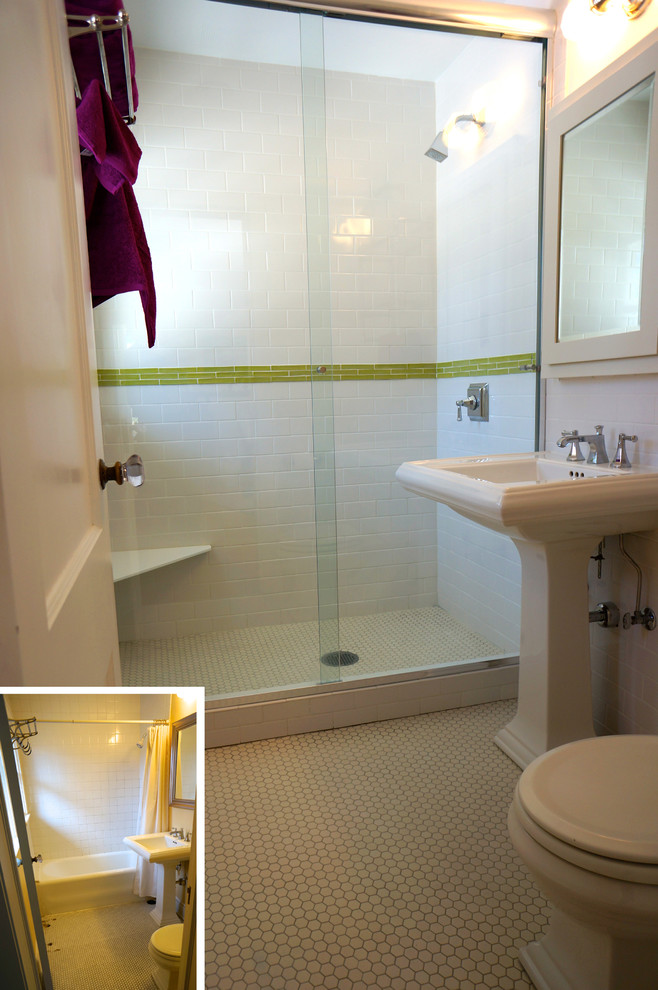 Idee per una piccola stanza da bagno con doccia classica con doccia alcova, WC a due pezzi, piastrelle multicolore, piastrelle in ceramica, pareti bianche, pavimento in gres porcellanato e lavabo a colonna