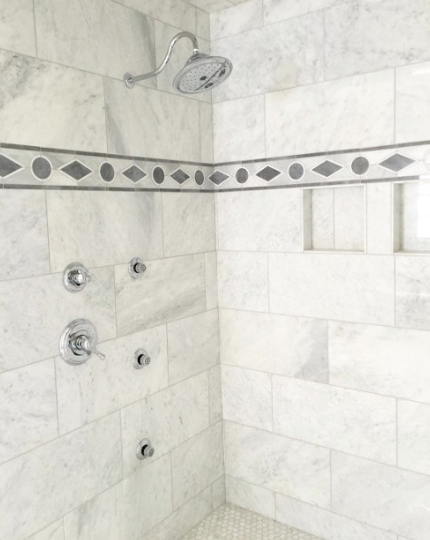 Imagen de cuarto de baño principal tradicional con baldosas y/o azulejos grises, baldosas y/o azulejos de piedra, ducha empotrada y suelo de mármol