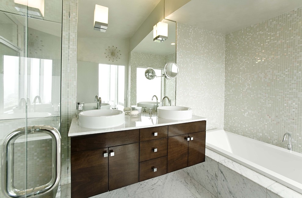 Ejemplo de cuarto de baño actual con lavabo sobreencimera y suelo de mármol
