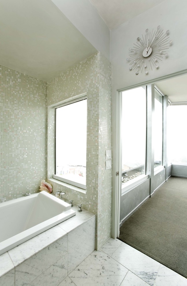 Imagen de cuarto de baño contemporáneo con baldosas y/o azulejos en mosaico y suelo de mármol