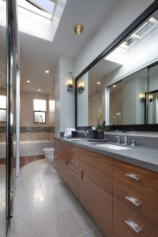Пример оригинального дизайна: ванная комната в современном стиле с врезной раковиной