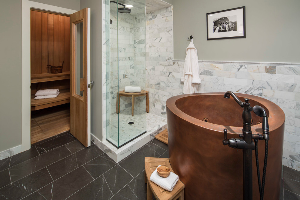 Idéer för att renovera ett vintage en-suite badrum, med ett japanskt badkar, en hörndusch, vit kakel, marmorkakel, grå väggar och med dusch som är öppen