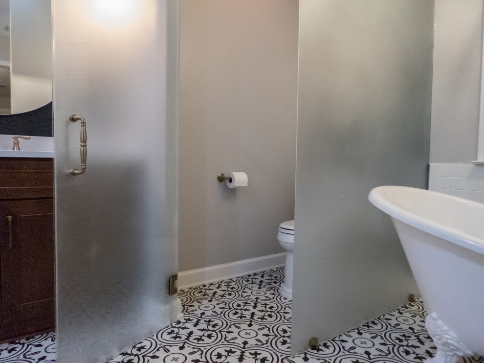 Idéer för ett mellanstort klassiskt vit en-suite badrum, med skåp i shakerstil, bruna skåp, ett badkar med tassar, en dubbeldusch, en toalettstol med separat cisternkåpa, grå kakel, tunnelbanekakel, grå väggar, klinkergolv i terrakotta, ett undermonterad handfat, bänkskiva i kvarts, flerfärgat golv och dusch med gångjärnsdörr
