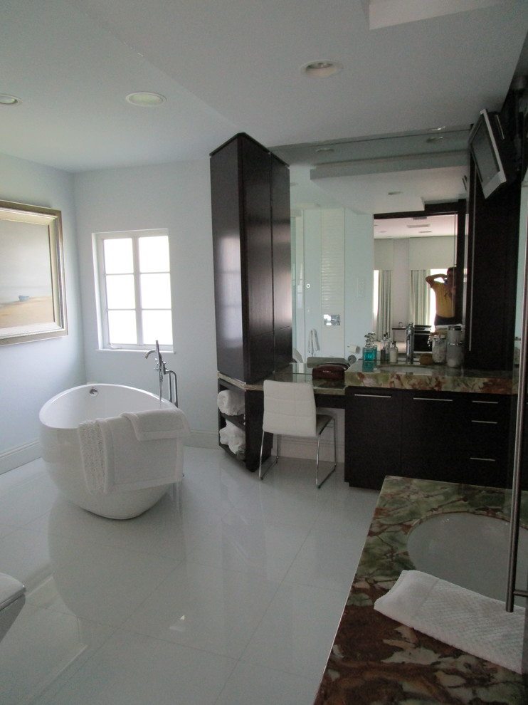 На фото: главная ванная комната среднего размера в стиле фьюжн с фасадами островного типа, белой плиткой, мраморной столешницей, разноцветной столешницей, отдельно стоящей ванной, угловым душем, унитазом-моноблоком, белыми стенами, мраморным полом, врезной раковиной, белым полом и душем с распашными дверями