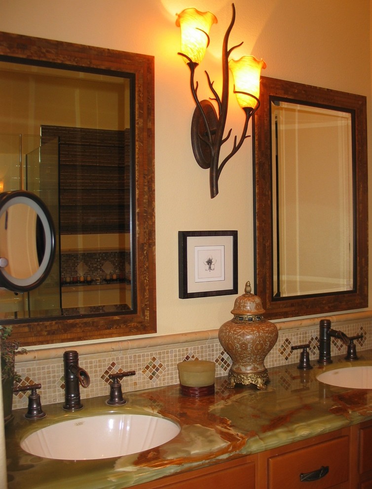 Immagine di una sauna mediterranea di medie dimensioni con lavabo a bacinella, ante in legno scuro, top in marmo, vasca sottopiano, WC monopezzo, piastrelle multicolore, piastrelle a mosaico, pareti beige e pavimento in travertino