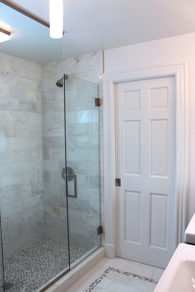 На фото: главная ванная комната среднего размера в современном стиле с подвесной раковиной, плоскими фасадами, темными деревянными фасадами, двойным душем, унитазом-моноблоком, белой плиткой, каменной плиткой, белыми стенами и мраморным полом