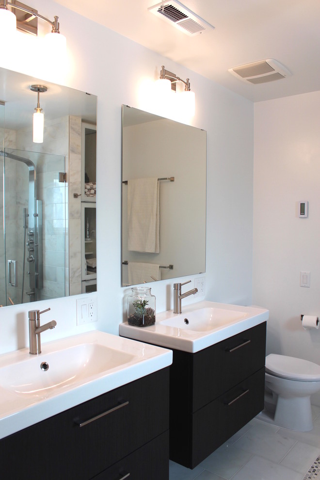 Exemple d'une petite salle de bain principale tendance en bois foncé avec un lavabo suspendu, un placard à porte plane, une douche double, WC à poser, un carrelage blanc, un carrelage de pierre, un mur blanc et un sol en marbre.