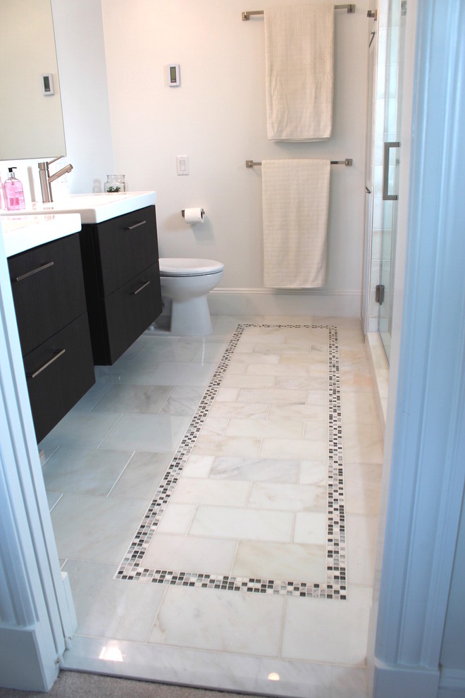 Immagine di una stanza da bagno padronale minimal di medie dimensioni con lavabo sospeso, ante lisce, ante in legno bruno, doccia doppia, WC monopezzo, piastrelle in pietra, pareti bianche, pavimento in marmo e piastrelle bianche