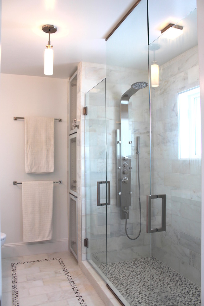На фото: главная ванная комната среднего размера в современном стиле с подвесной раковиной, плоскими фасадами, темными деревянными фасадами, двойным душем, унитазом-моноблоком, белой плиткой, каменной плиткой, белыми стенами и мраморным полом с