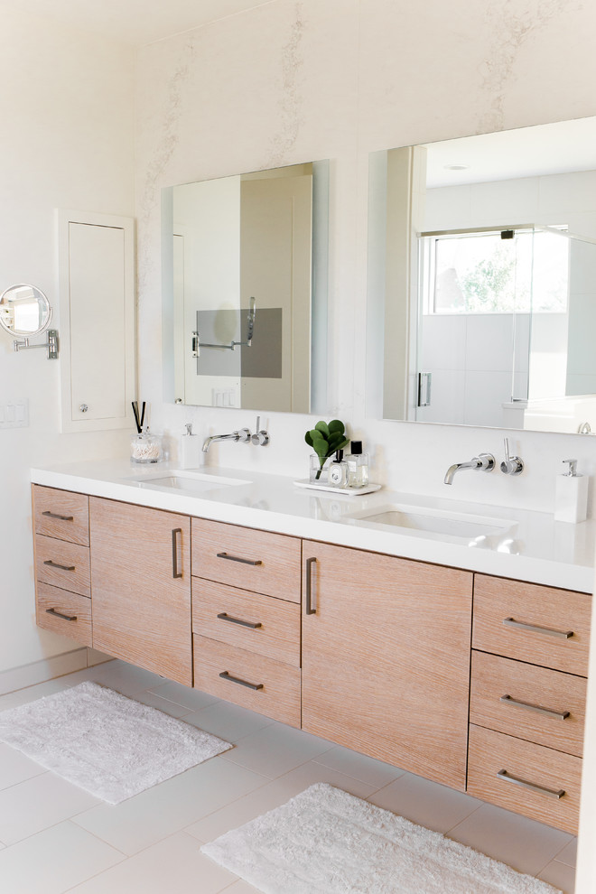 Ejemplo de cuarto de baño rectangular actual con paredes blancas, suelo blanco, encimeras blancas, armarios con paneles lisos, puertas de armario de madera oscura y lavabo bajoencimera