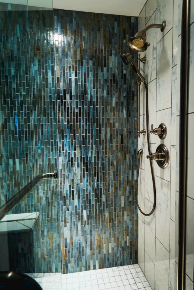 Ispirazione per una stanza da bagno padronale stile americano con piastrelle blu e doccia alcova