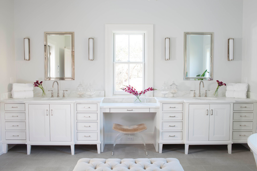 Imagen de cuarto de baño principal tradicional renovado con armarios con paneles empotrados, puertas de armario blancas, paredes blancas, lavabo bajoencimera y suelo de piedra caliza