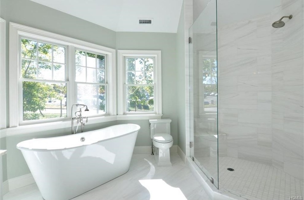 Пример оригинального дизайна: главная ванная комната среднего размера в классическом стиле с фасадами с утопленной филенкой, белыми фасадами, отдельно стоящей ванной, угловым душем, белой плиткой, каменной плиткой, мраморным полом, мраморной столешницей и врезной раковиной