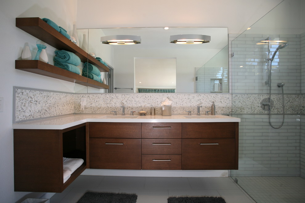 Immagine di una stanza da bagno minimalista con lavabo sottopiano, doccia alcova, piastrelle bianche, piastrelle a mosaico e top bianco