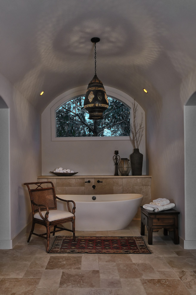 На фото: ванная комната в средиземноморском стиле с