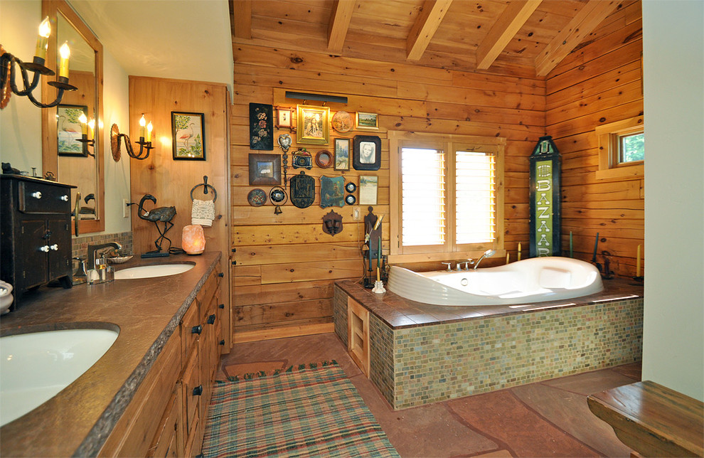 Exempel på ett stort rustikt en-suite badrum, med luckor med upphöjd panel, skåp i mellenmörkt trä, ett platsbyggt badkar, flerfärgad kakel, keramikplattor, travertin golv, ett undermonterad handfat och bänkskiva i täljsten