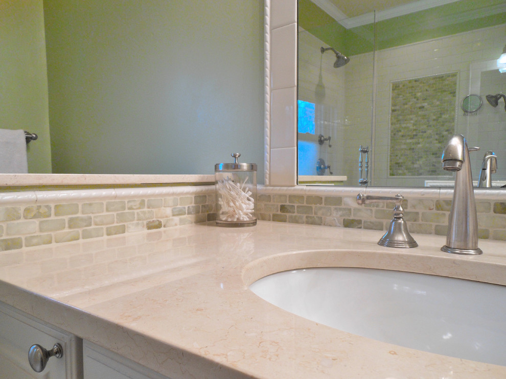 Cette photo montre une grande salle de bain principale chic avec des portes de placard beiges, une douche double, un mur vert, un sol en carrelage de porcelaine, un lavabo encastré, un plan de toilette en marbre, un sol beige et une cabine de douche à porte battante.