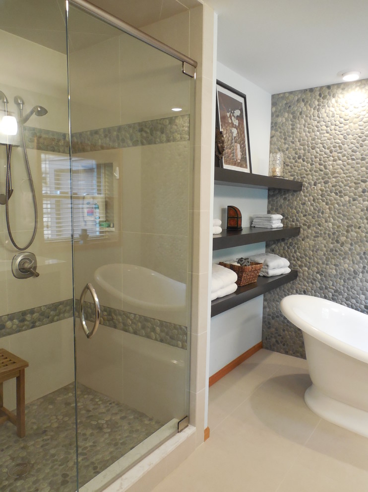 Immagine di una stanza da bagno design con vasca freestanding, doccia alcova e piastrelle bianche