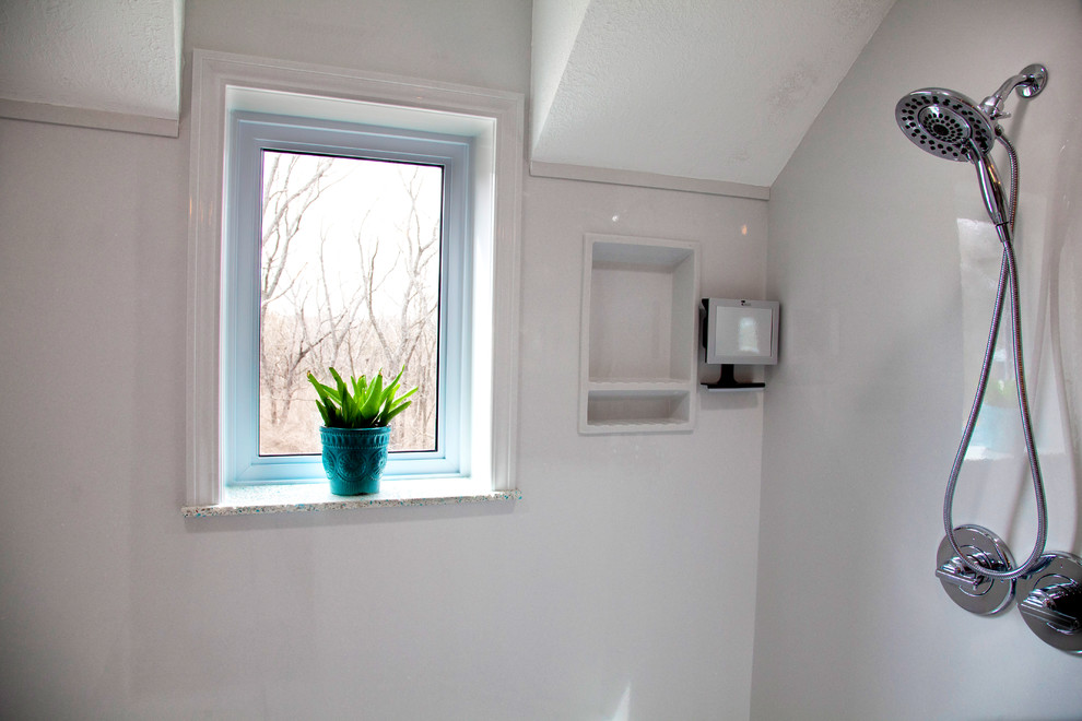 Bild på ett maritimt turkos turkost en-suite badrum, med skåp i shakerstil, vita skåp, en kantlös dusch, grå väggar, ett undermonterad handfat, bänkskiva i återvunnet glas, grått golv och dusch med gångjärnsdörr