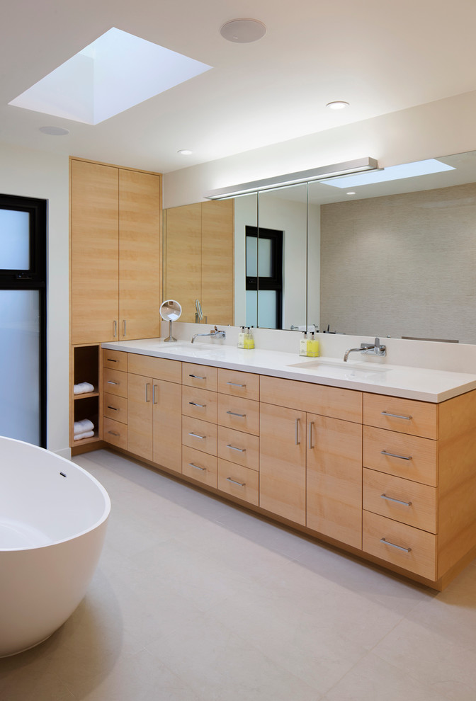 Modern inredning av ett mellanstort en-suite badrum, med släta luckor, ett fristående badkar, klinkergolv i porslin, ett undermonterad handfat, bänkskiva i kvarts och beiget golv