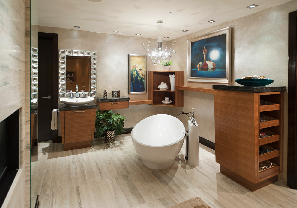 Источник вдохновения для домашнего уюта: ванная комната в современном стиле с отдельно стоящей ванной и настольной раковиной