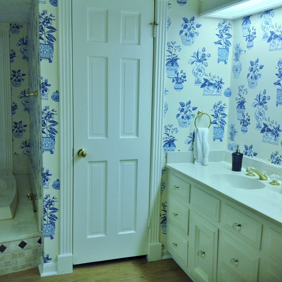 Idee per una stanza da bagno padronale classica di medie dimensioni con ante con bugna sagomata, top in marmo e ante bianche