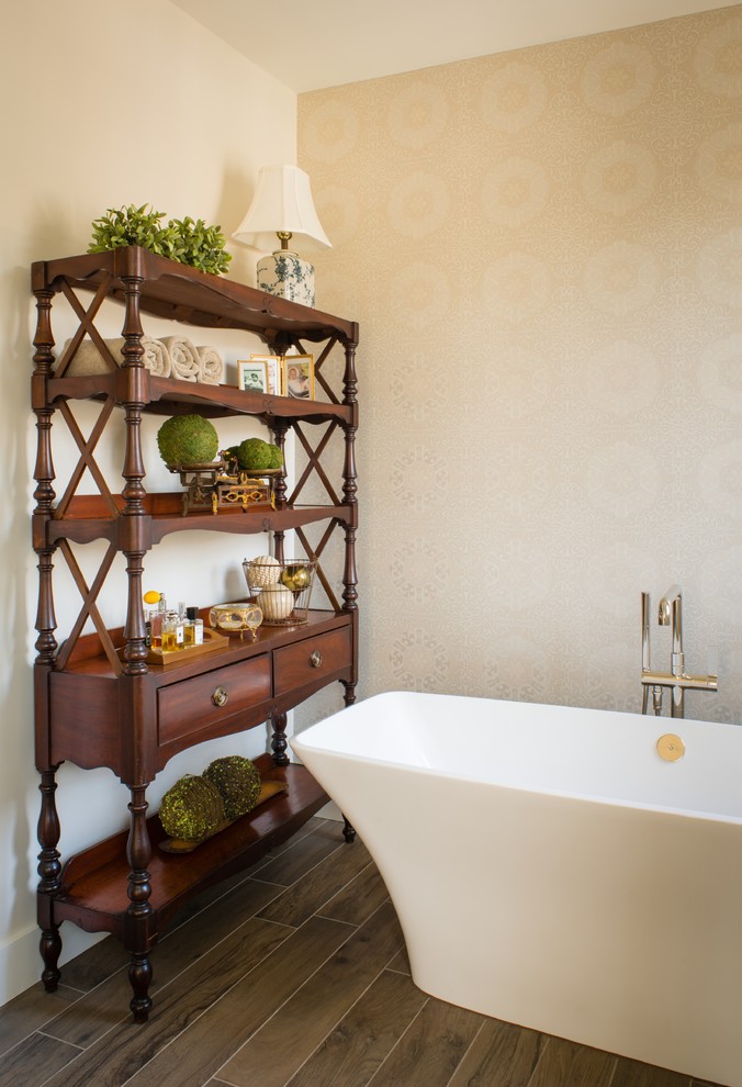 Foto på ett stort funkis en-suite badrum, med ett undermonterad handfat, möbel-liknande, vita skåp, marmorbänkskiva, ett fristående badkar, beige väggar och klinkergolv i porslin