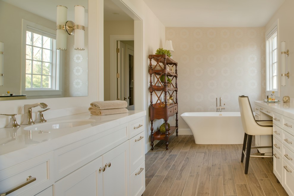 Idéer för ett stort modernt en-suite badrum, med ett undermonterad handfat, möbel-liknande, vita skåp, marmorbänkskiva, ett fristående badkar, beige väggar, klinkergolv i porslin, brun kakel och porslinskakel