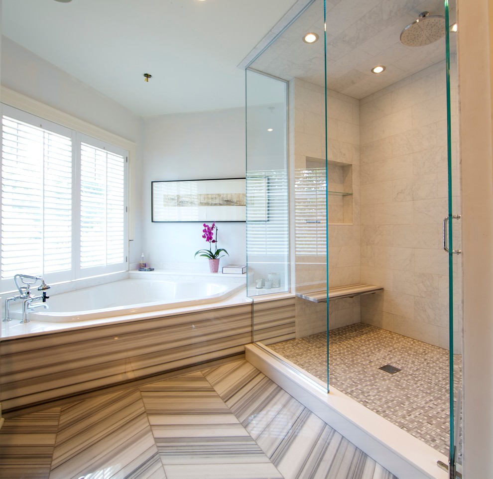 Ispirazione per una stanza da bagno padronale design con vasca da incasso, doccia alcova e piastrelle beige