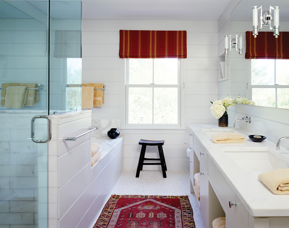 На фото: ванная комната в стиле кантри с врезной раковиной, плоскими фасадами, белыми фасадами и угловым душем