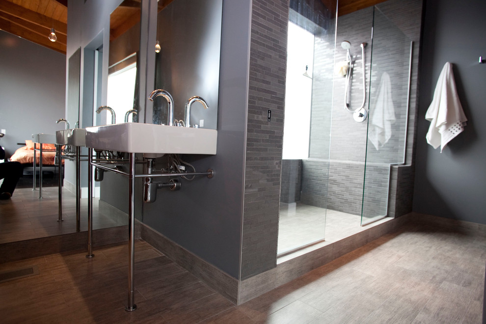 Idéer för ett litet modernt en-suite badrum, med en öppen dusch, grå kakel, stickkakel, grå väggar, möbel-liknande, skåp i mellenmörkt trä, en toalettstol med separat cisternkåpa, ljust trägolv och ett piedestal handfat