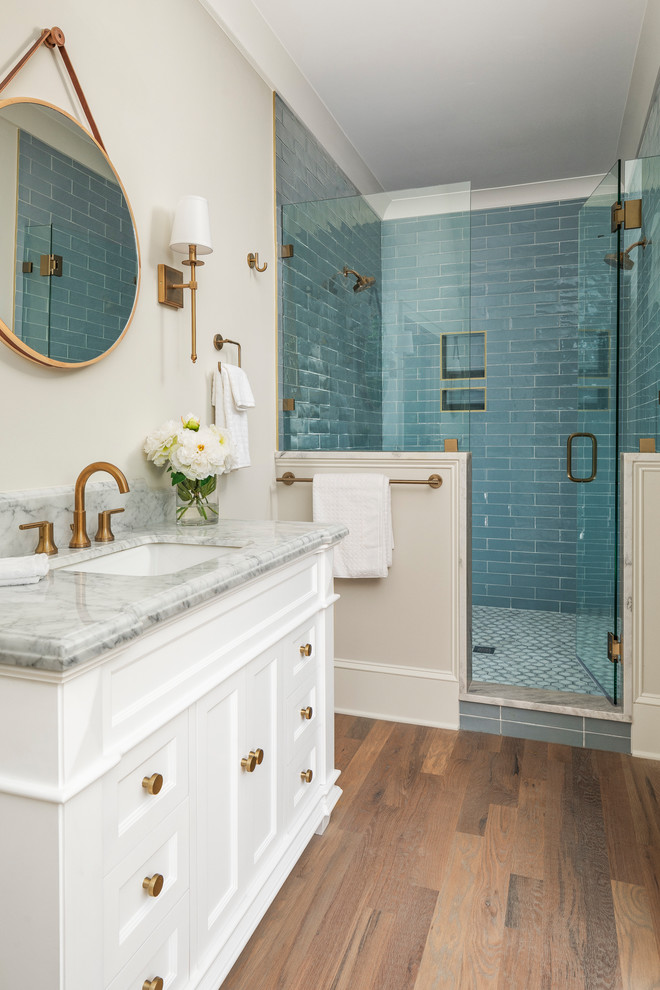 Foto di una grande stanza da bagno padronale chic con consolle stile comò, ante bianche, pareti bianche e pavimento in legno massello medio